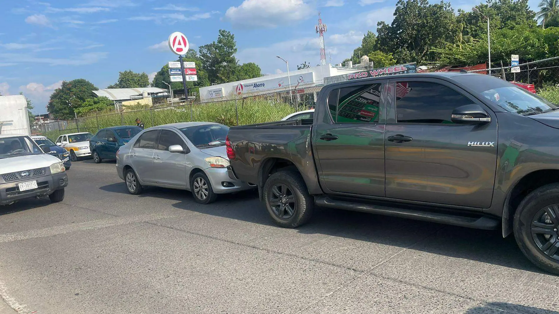 automóvil choca contra camioneta